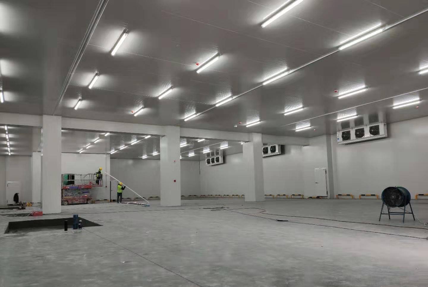 城市周邊建造一個(gè)8800平生鮮電商冷庫設(shè)計(jì)安裝費(fèi)用？