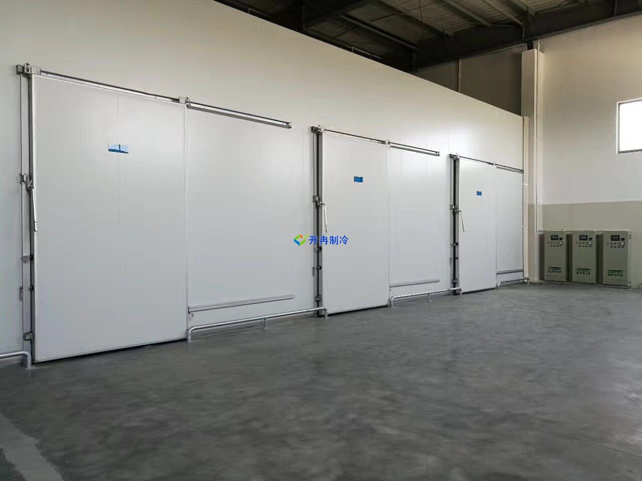 安裝一個(gè)-18℃低溫冷凍庫設(shè)備，耗電量kw/小時(shí)
